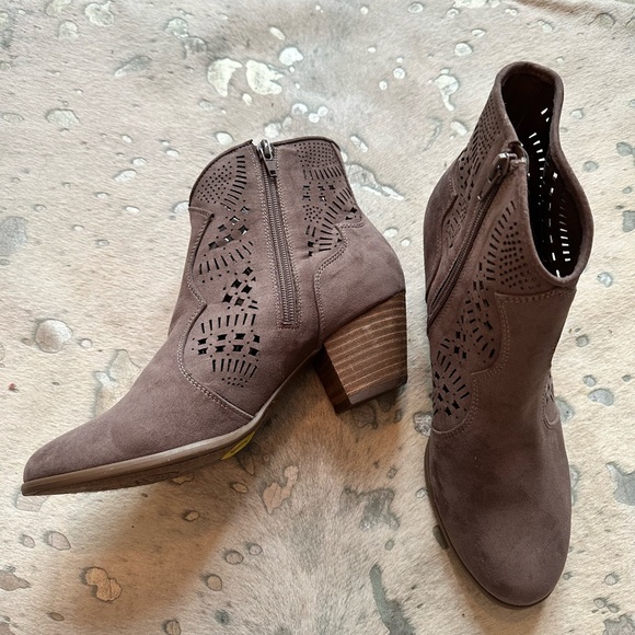 Carlos Laser Cut Bootie - Picture 3 of 5